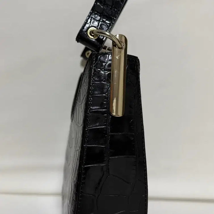 [BUNJANG] And Other Stories Croc Embossed Shoulder Bag / 앤아더스토리즈 크로커 엠보 숄더백(호보 스타일)