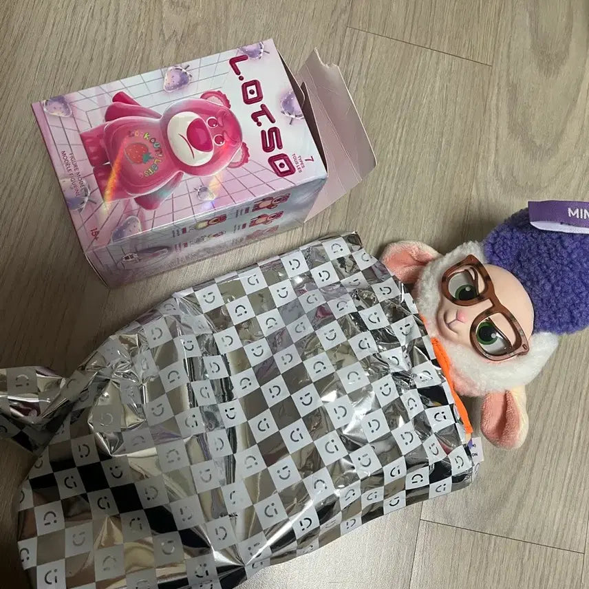 [BUNJANG] Miniso Lotso Figure & Zootopia Bellwether Figure / 미니소 랏소 피규어, 주토피아 죄수복 벨웨더