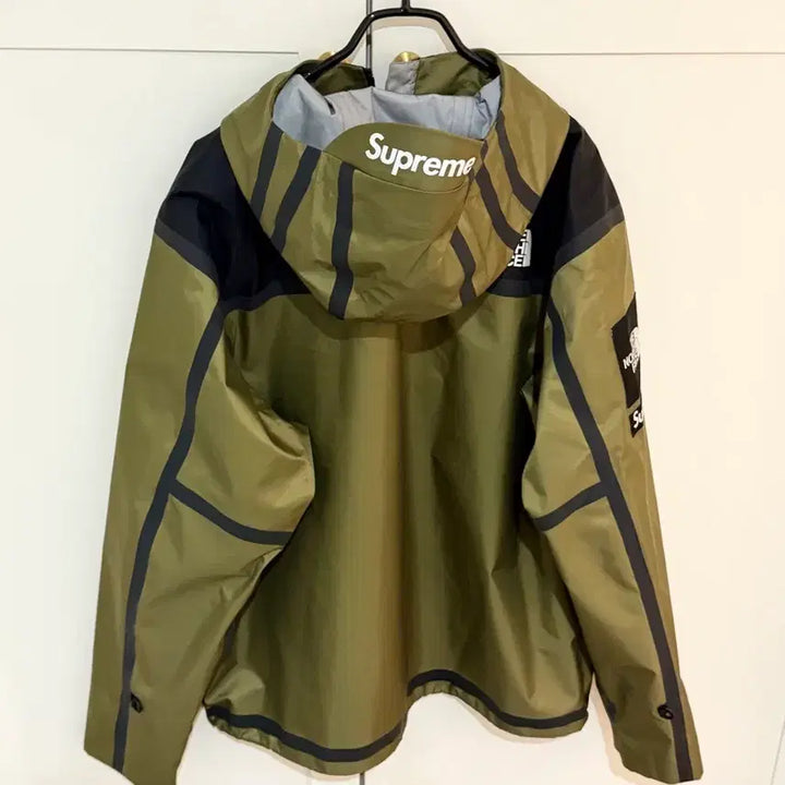 [SOLD OUT] 슈프림 노스페이스 서밋 시리즈 바람막이 올리브 L