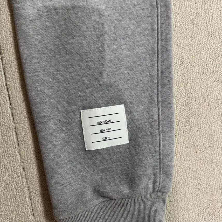 [BUNJANG] Thom Browne Diagonal Training Pants Gray / (정품 사이즈4) 톰브라운 사선 트레이닝 팬츠 그레이 MJQ008H