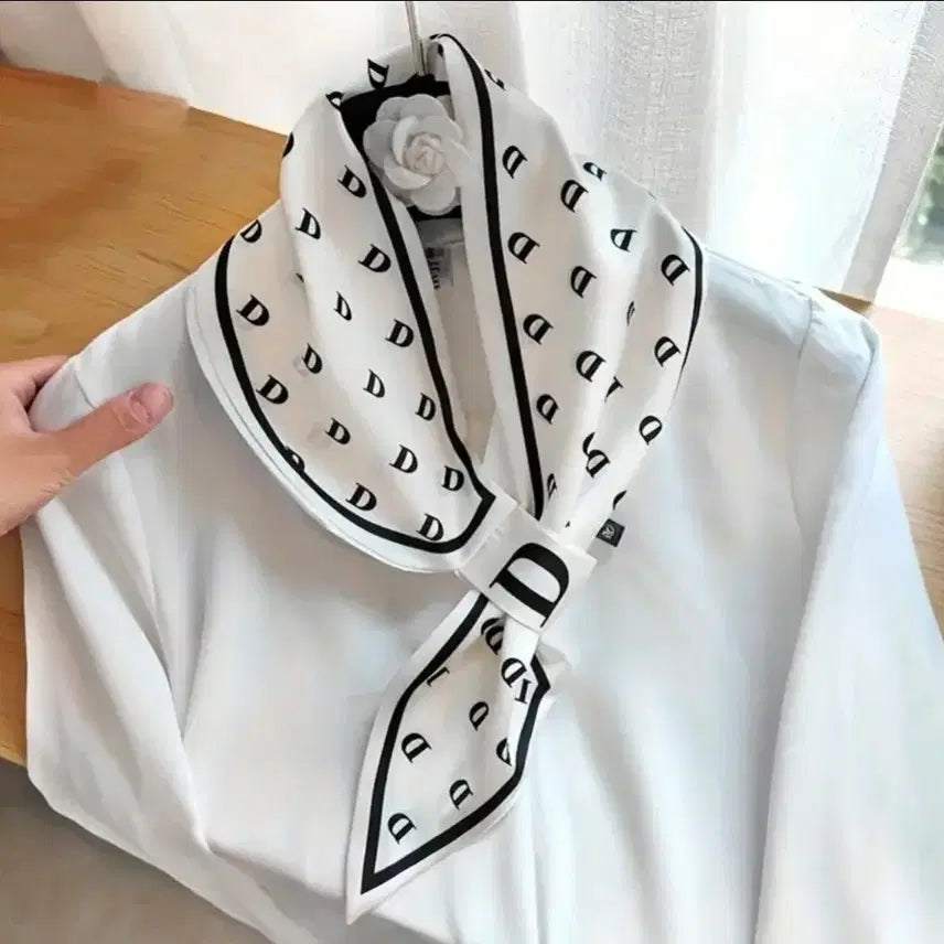 [BUNJANG] D Pattern White Scarf / 화이트 D 패턴 고리스카프(새상품)
