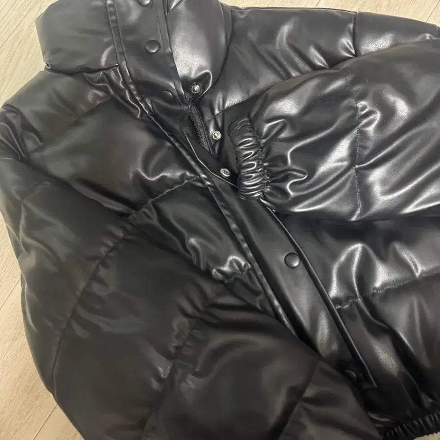 [BUNJANG] Black Faux Leather Short Padded Jacket / 검정색 숏패딩 프리