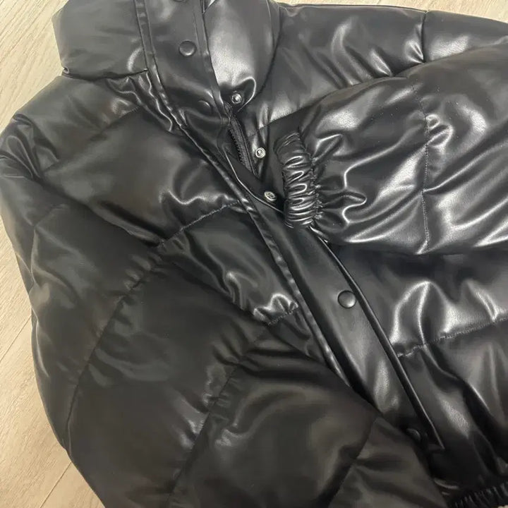 [BUNJANG] Black Faux Leather Short Padded Jacket / 검정색 숏패딩 프리