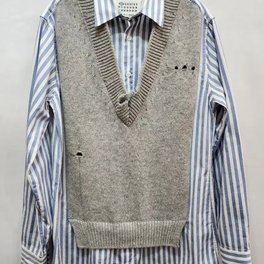 [BUNJANG] Maison Margiela Layered Damage Knit Vest &amp; Striped Shirt / (정품)마르지엘라 데미지 니트 조끼 + 스트라이프 셔츠