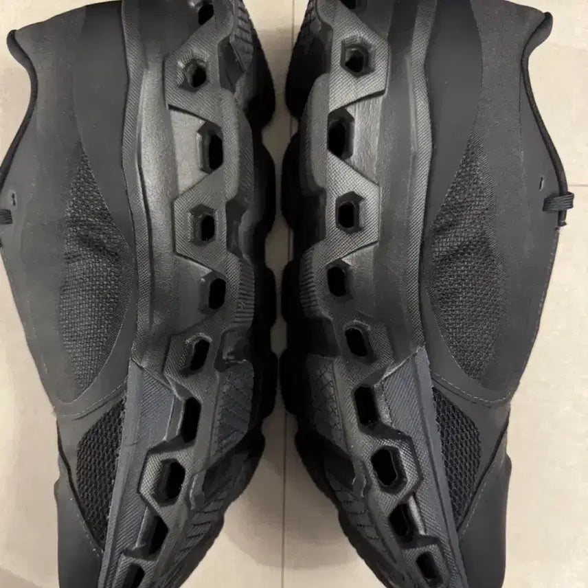 [BUNJANG] Pape x On Running Cloudmonster Black Sneakers / [275]파프x온러닝 클라우드몬스터 블랙(파프온)