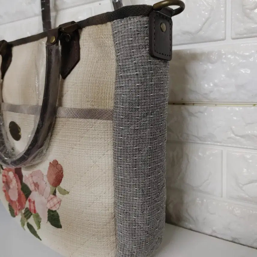 [BUNJANG] Handmade Quilted Tote Bag with Floral Embroidery / 퀼트 핸드메이드 봄봄 가방