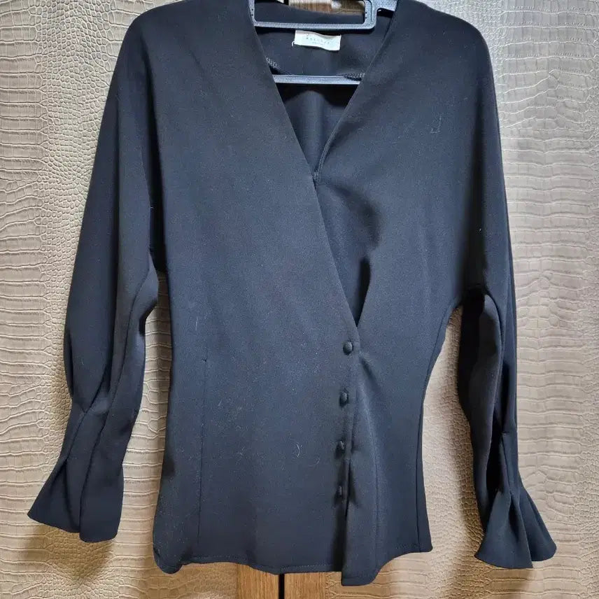 [BUNJANG] Black Wrap Blouse / <새상품>소매 프릴 블랙 랩 블라우스