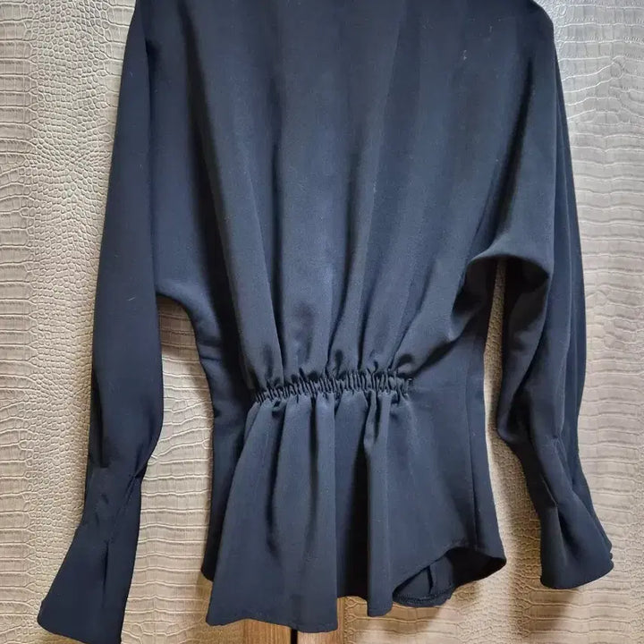 [BUNJANG] Black Wrap Blouse / <새상품>소매 프릴 블랙 랩 블라우스