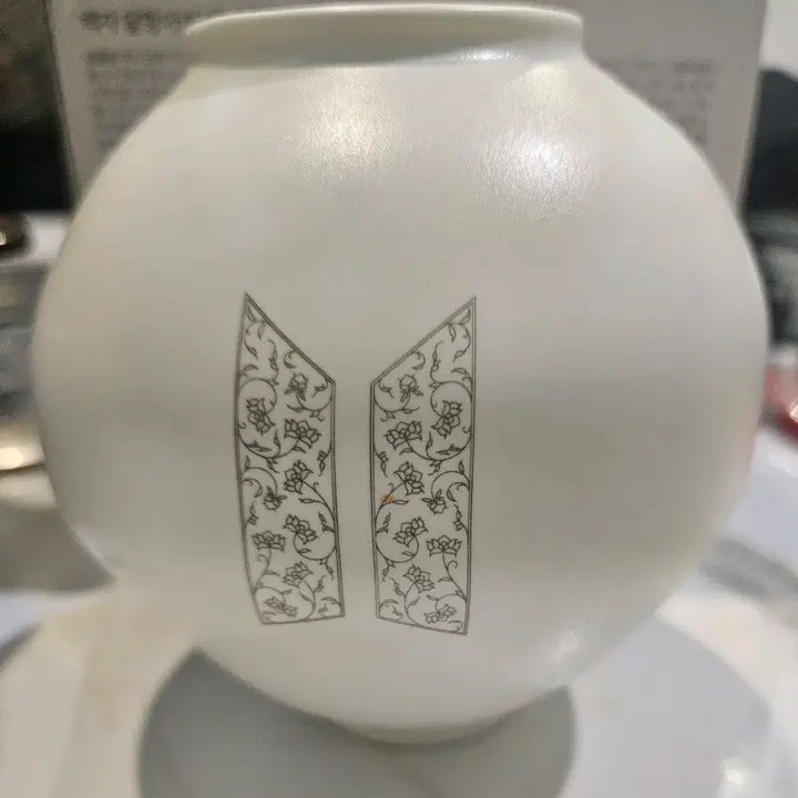 [BUNJANG] BTS White Porcelain Moon Jar Miniature / 새상품) 방탄소년단 백자 달항아리 미니어처 판매합니다