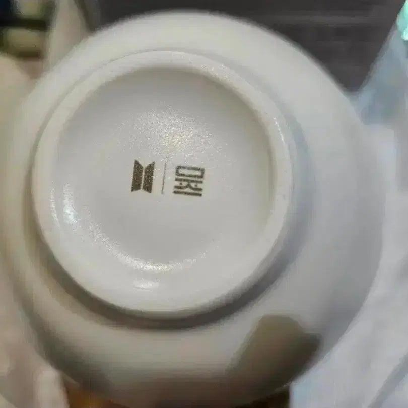 [BUNJANG] BTS White Porcelain Moon Jar Miniature / 새상품) 방탄소년단 백자 달항아리 미니어처 판매합니다