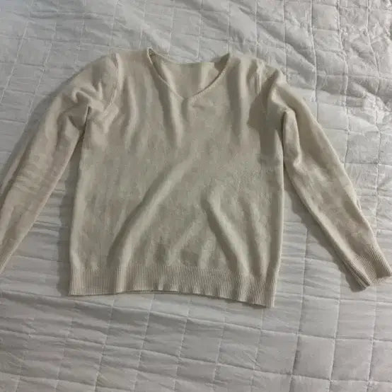 [BUNJANG] Ivory V-Neck Knit Sweater / 아이보리색 V넥 니트