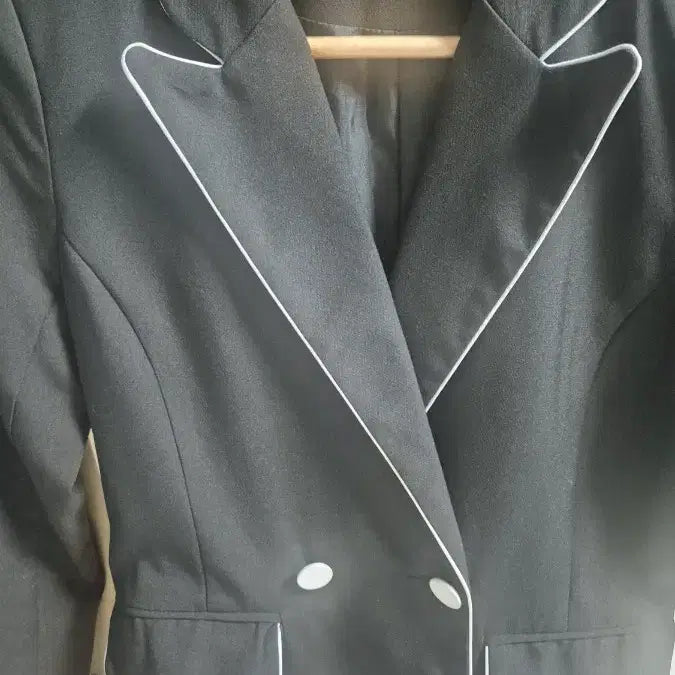 [SOLD OUT] 블랙 더블 버튼 배색자켓