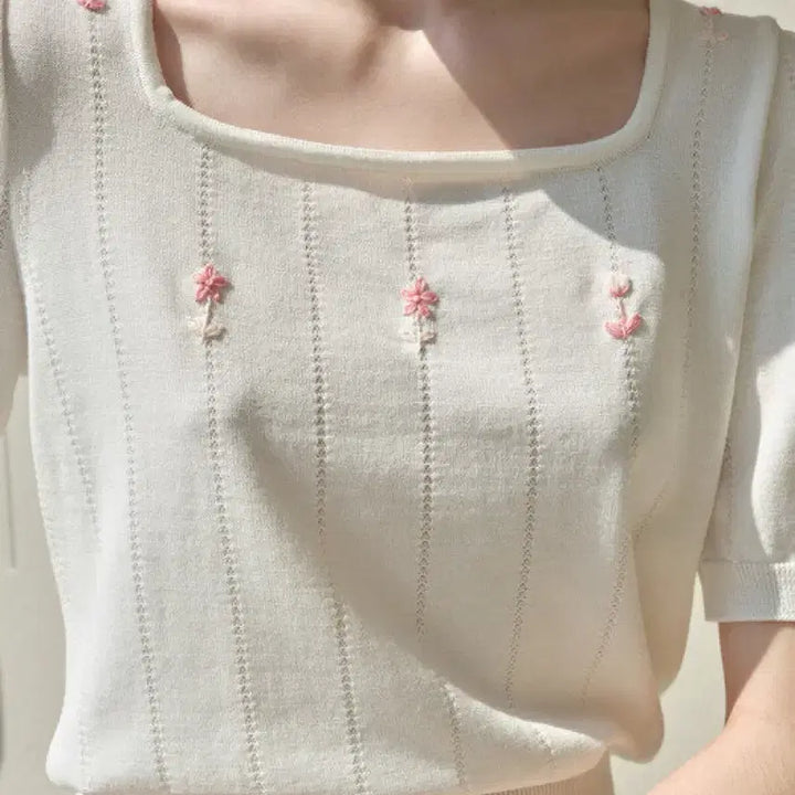 [BUNJANG] Twice Ivory Knit Sweater / 트와 리비에라 플라워 스퀘어 니트 화이트