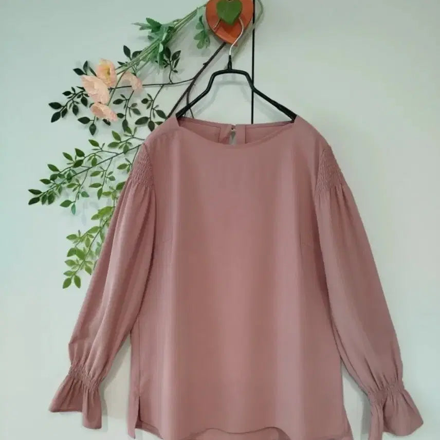 [SOLD OUT] 55 인디핑크 폴리원단 어깨와 소매 밴딩 디테일 예쁜 블라우스