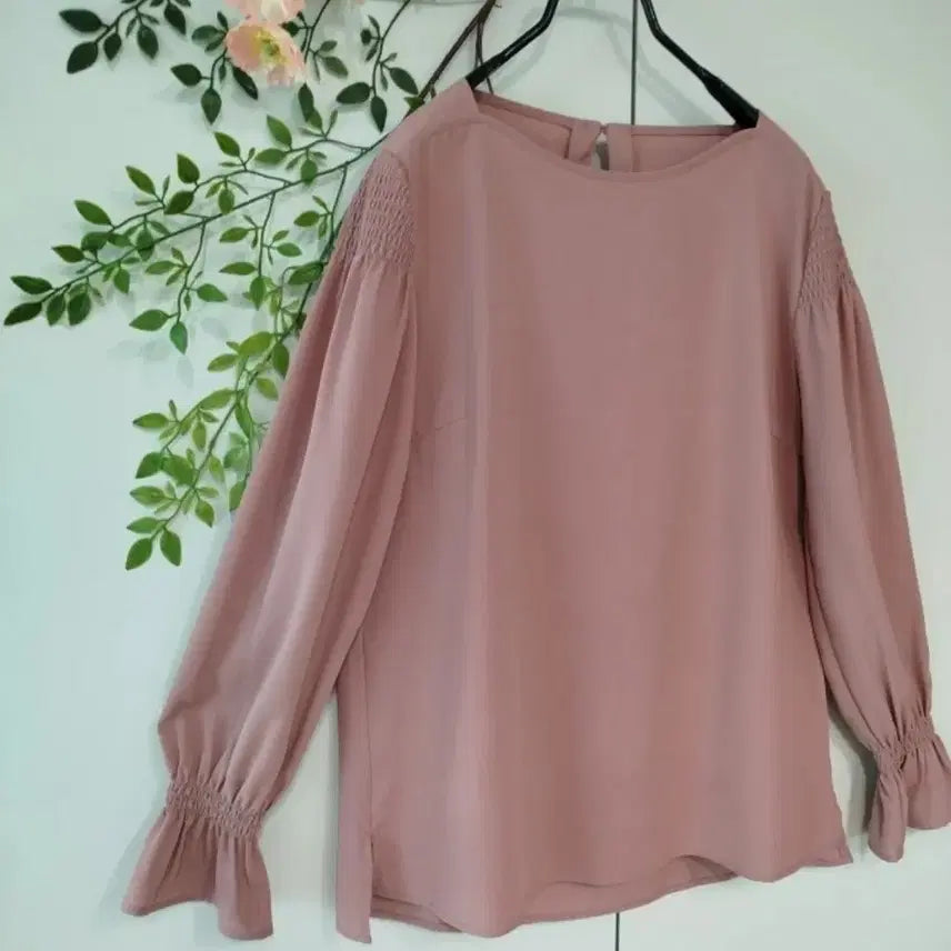 [SOLD OUT] 55 인디핑크 폴리원단 어깨와 소매 밴딩 디테일 예쁜 블라우스