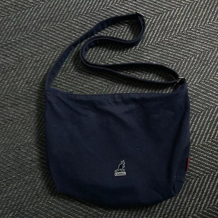 [SOLD OUT] 캉골 자수로고 네이비 캔버스 크로스백 y 4568