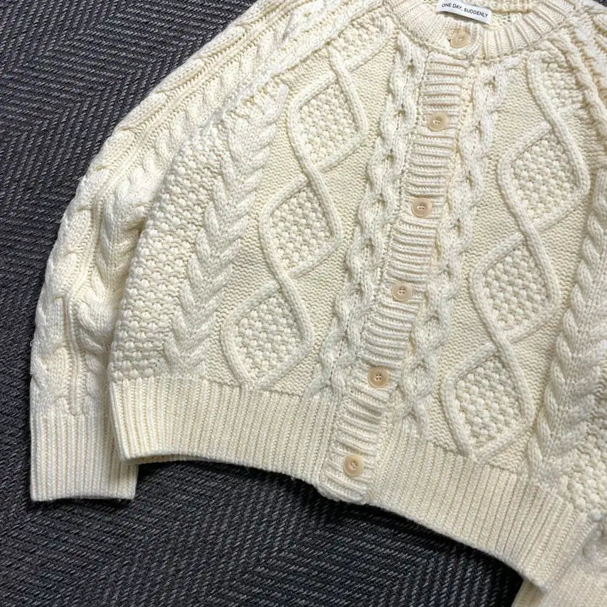 [BUNJANG] ONE DAY, SUDDENLY Ivory Cable Knit Sweater / ONE DAY, SUDDENLY 아이보리 케이블 니트y 4572