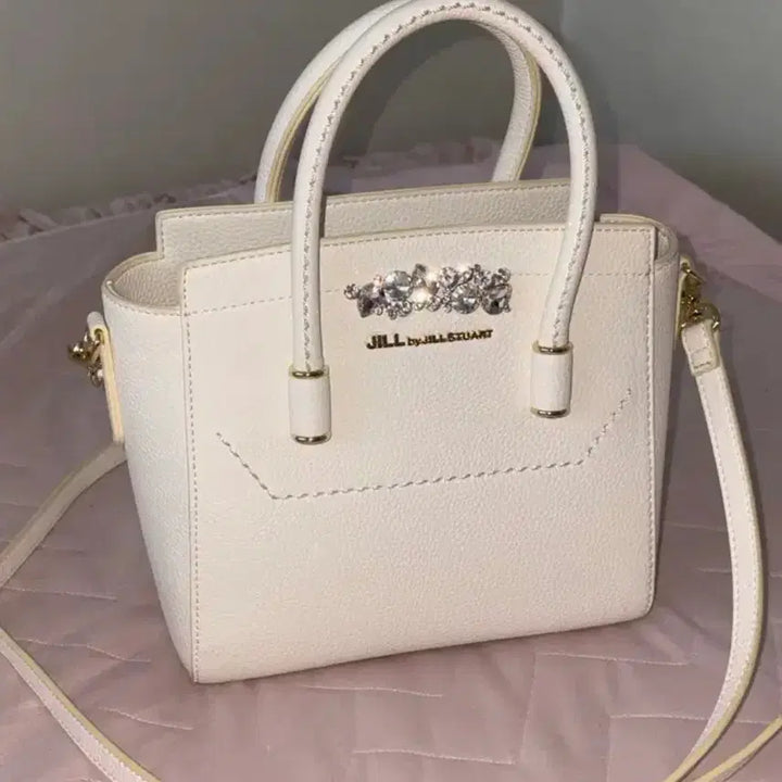 [BUNJANG] Jill Stuart Royal Bijou White Tote Bag / 질바이질스튜어트 로얄 비쥬 화이트 가방 토트백 양산형 지뢰계 스나계