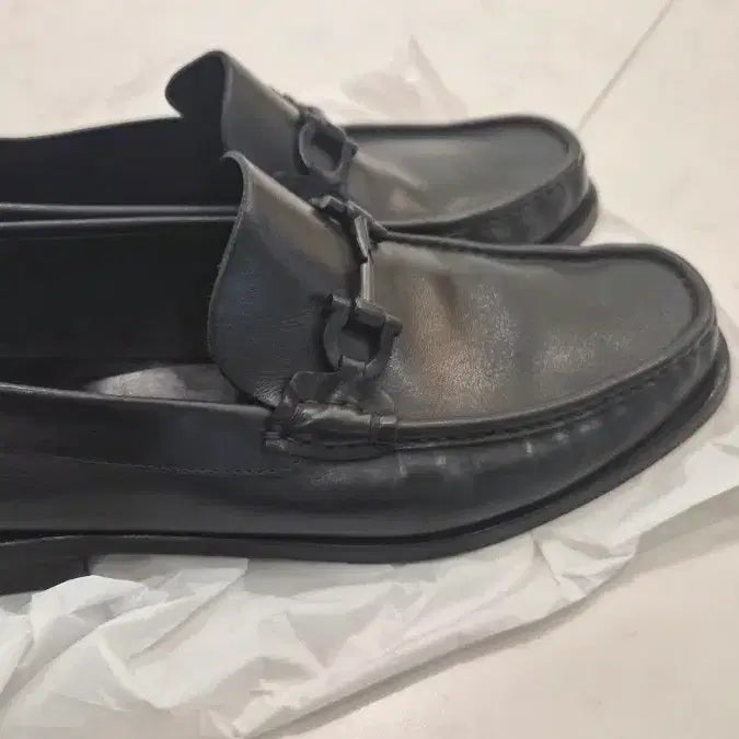 [SOLD OUT] 페라가모 블랙 로퍼 간치니 장식