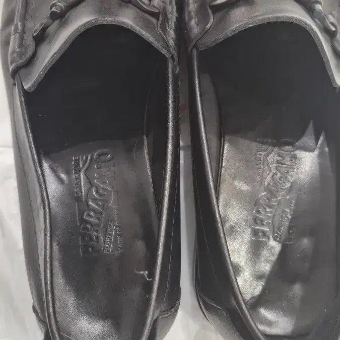 [SOLD OUT] 페라가모 블랙 로퍼 간치니 장식