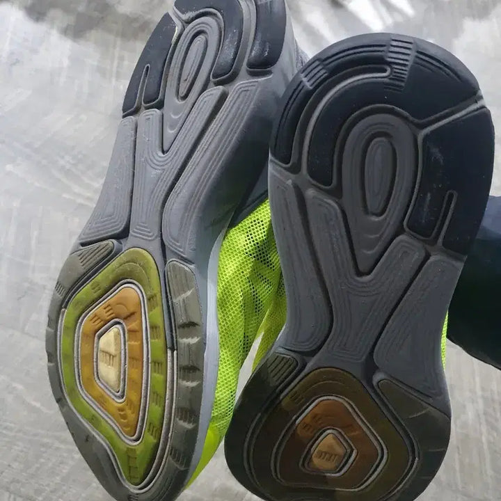 [BUNJANG] Nike Fluorescent Sneakers 235mm / 나이키 운동화 235