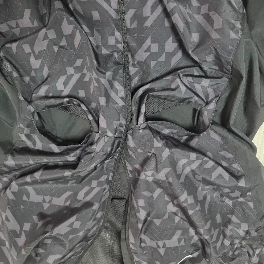 [BUNJANG] Umbro Geometra Windbreaker Jacket / 엄브로 바람막이