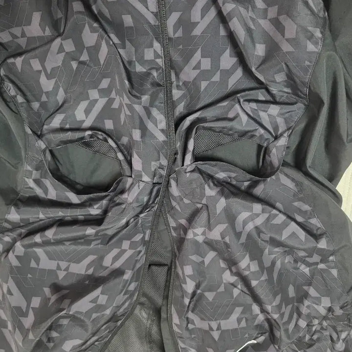 [BUNJANG] Umbro Geometra Windbreaker Jacket / 엄브로 바람막이