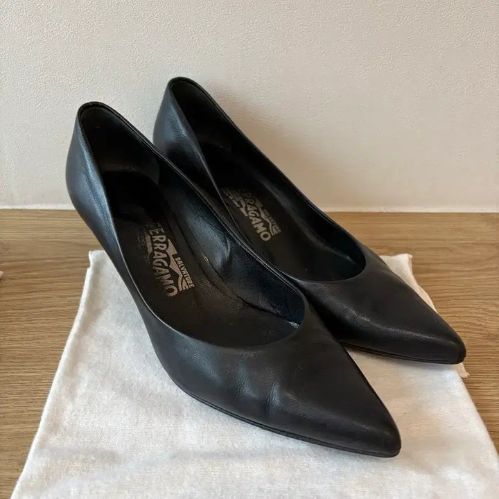 [BUNJANG] Ferragamo Leather Pointed Mid-Heel (255) / 페라가모 정품 레더 미들힐 (255사이즈)