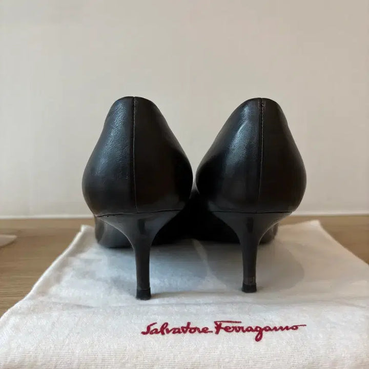 [BUNJANG] Ferragamo Leather Pointed Mid-Heel (255) / 페라가모 정품 레더 미들힐 (255사이즈)