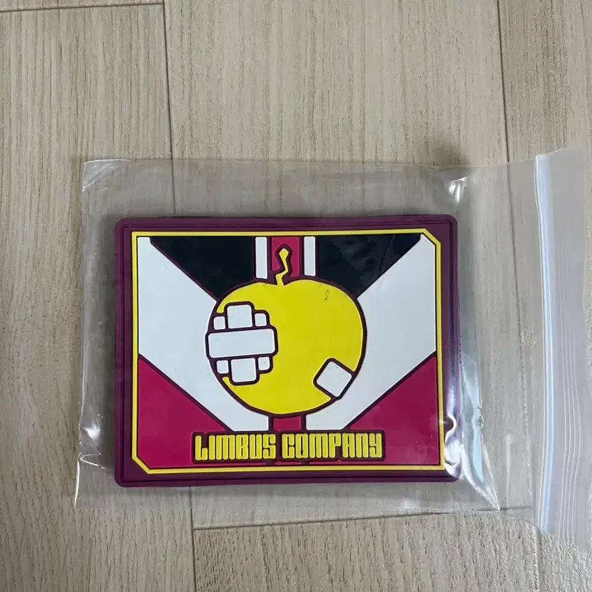[BUNJANG] Limbus Company Yuri Half-Zip Limited Patch / 림버스컴퍼니 유리 반집업 한정패치 더현대 팝업