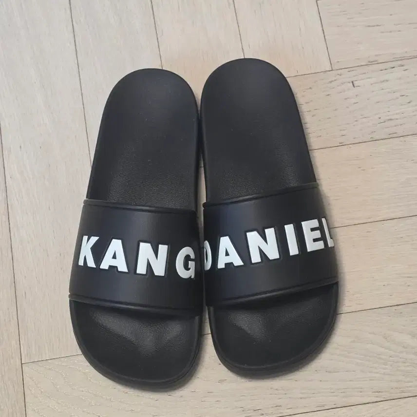 [BUNJANG] Kang Daniel First Parade Slippers Official Goods / 강다니엘 'Kang Daniel First Parade' 슬리퍼 공굿