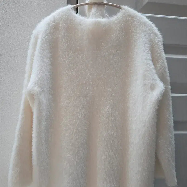 [BUNJANG] Unbranded White Angora-Feel V-Neck Knit Sweater / 새옷/보세)화이트 앙고라 느낌의 브이넥 보송 털 니트 55