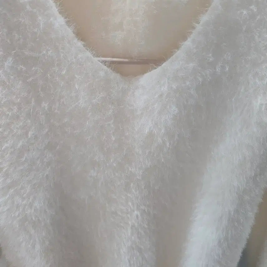 [BUNJANG] Unbranded White Angora-Feel V-Neck Knit Sweater / 새옷/보세)화이트 앙고라 느낌의 브이넥 보송 털 니트 55