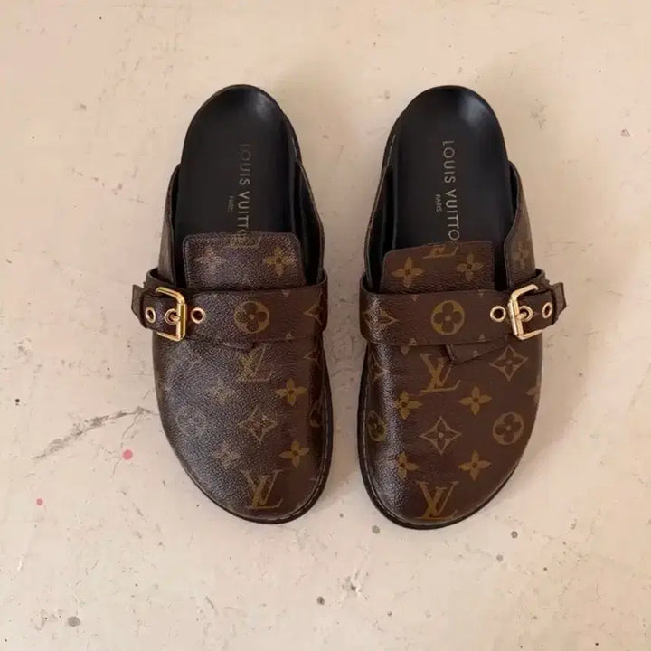 [BUNJANG] Louis Vuitton Monogram Cozy Flat Comfort Clogs / 루이비통 모노그램 슬리퍼 LV 코지 플랫 컴포트 클로그