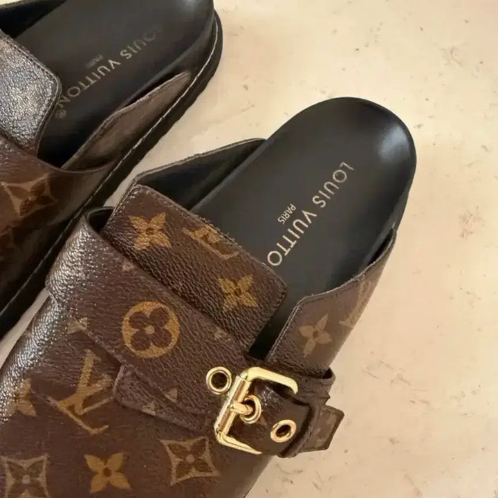 [BUNJANG] Louis Vuitton Monogram Cozy Flat Comfort Clogs / 루이비통 모노그램 슬리퍼 LV 코지 플랫 컴포트 클로그