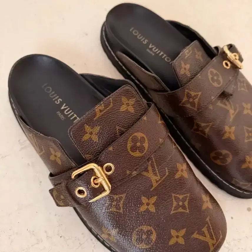 [BUNJANG] Louis Vuitton Monogram Cozy Flat Comfort Clogs / 루이비통 모노그램 슬리퍼 LV 코지 플랫 컴포트 클로그