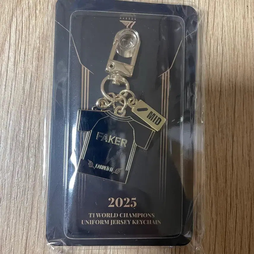 [BUNJANG] T1 Faker 2023 Worlds Championship Uniform Keyring / T1 페이커 월즈우승 유니폼키링 (미개봉 새상품)