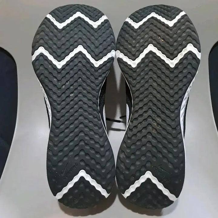 [BUNJANG] Nike Revolution 5 Black Sneakers 275mm / 나이키 레볼루션 5 블랙 운동화 275mm