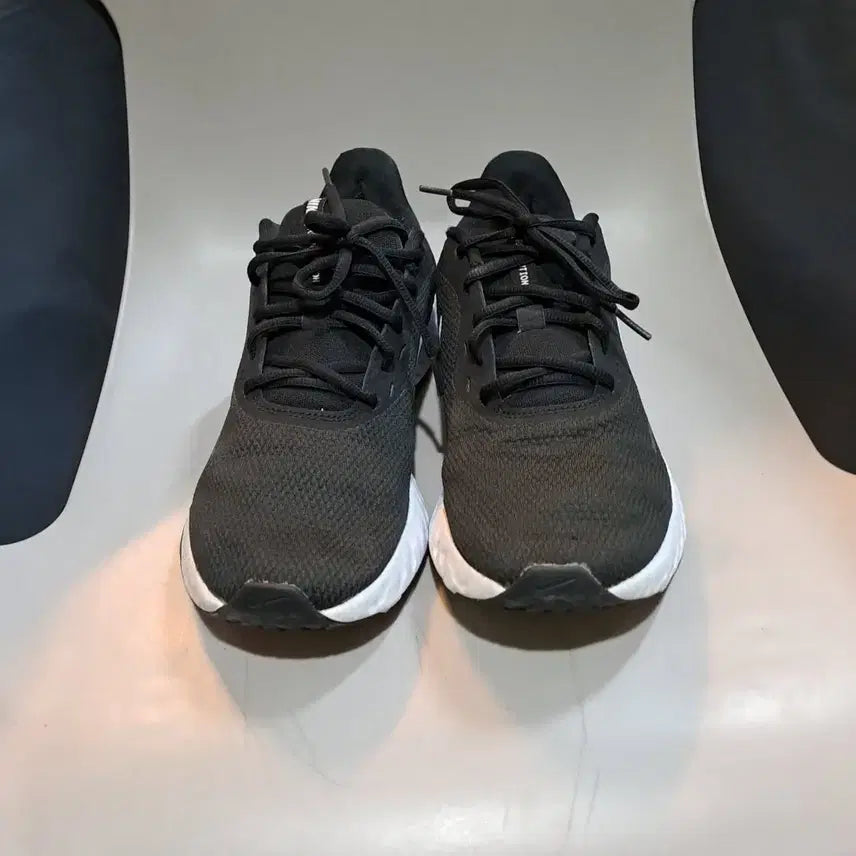 [BUNJANG] Nike Revolution 5 Black Sneakers 275mm / 나이키 레볼루션 5 블랙 운동화 275mm
