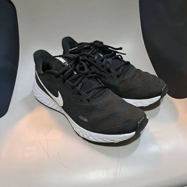 [BUNJANG] Nike Revolution 5 Black Sneakers 275mm / 나이키 레볼루션 5 블랙 운동화 275mm