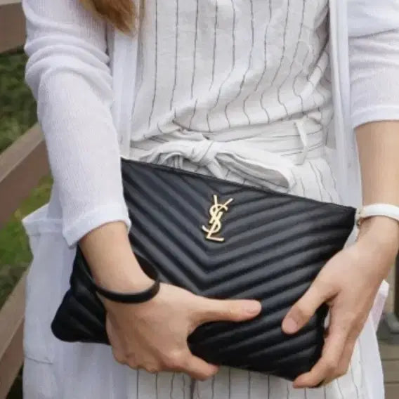 [BUNJANG] Yves Saint Laurent New Medium Silver Clutch Bag / 입생로랑 뉴미듐 은장 클러치/클러치백 정품S급(영수증O)