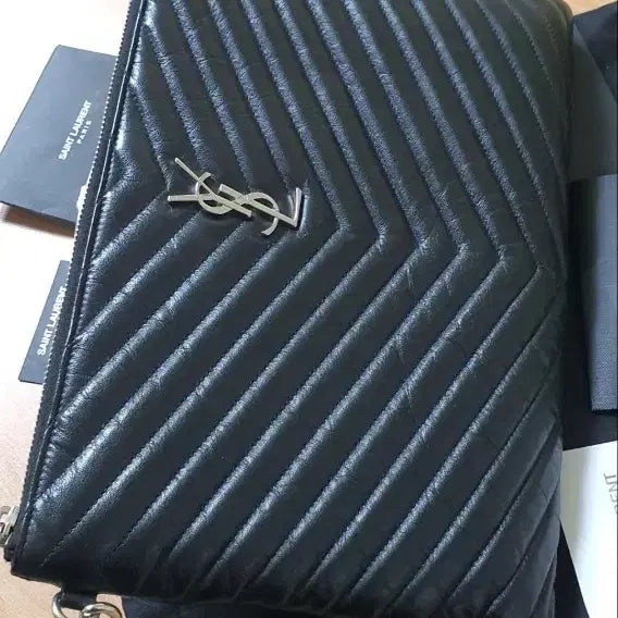 [BUNJANG] Yves Saint Laurent New Medium Silver Clutch Bag / 입생로랑 뉴미듐 은장 클러치/클러치백 정품S급(영수증O)