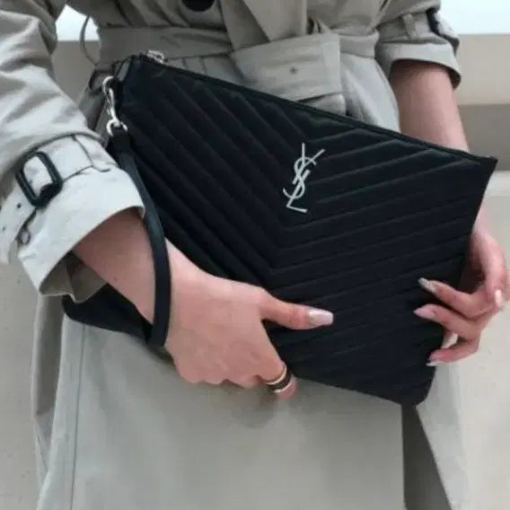 [BUNJANG] Yves Saint Laurent New Medium Silver Clutch Bag / 입생로랑 뉴미듐 은장 클러치/클러치백 정품S급(영수증O)