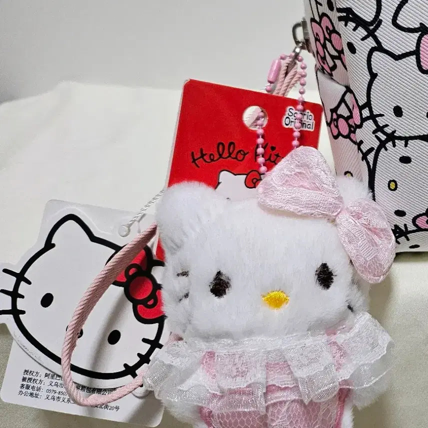 [BUNJANG] Hello Kitty Pouch Handbag Set / 헬로키티 파우치 손가방 + 인형 키링 세트