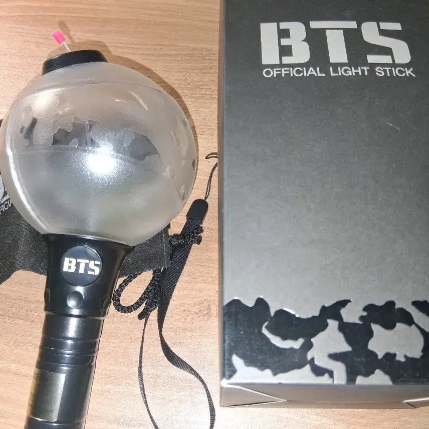 [BUNJANG] BTS (Bangtan Sonyeondan) Army Bomb, Ring, Keyring, and Slogan Bundle Set / 방탄소년단 응원봉 일괄 아미밤1-응원봉 반지 키링 슬로건