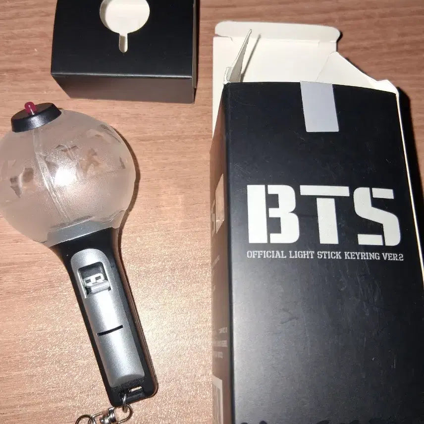 [BUNJANG] BTS (Bangtan Sonyeondan) Army Bomb, Ring, Keyring, and Slogan Bundle Set / 방탄소년단 응원봉 일괄 아미밤1-응원봉 반지 키링 슬로건