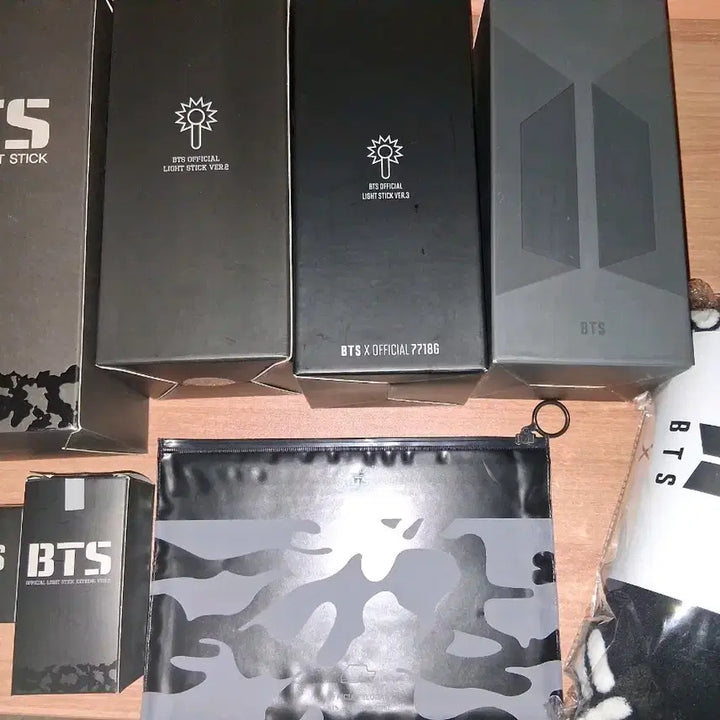 [BUNJANG] BTS (Bangtan Sonyeondan) Army Bomb, Ring, Keyring, and Slogan Bundle Set / 방탄소년단 응원봉 일괄 아미밤1-응원봉 반지 키링 슬로건