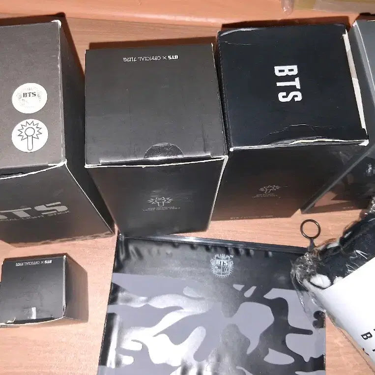 [BUNJANG] BTS (Bangtan Sonyeondan) Army Bomb, Ring, Keyring, and Slogan Bundle Set / 방탄소년단 응원봉 일괄 아미밤1-응원봉 반지 키링 슬로건