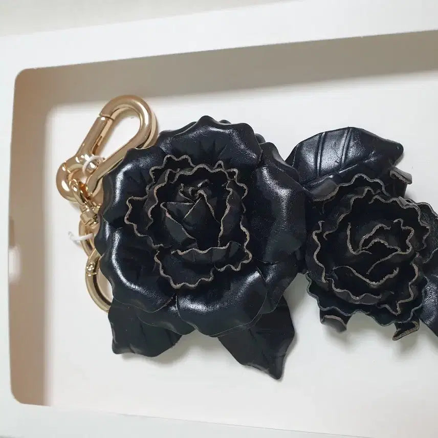 [BUNJANG] ZARA Black Leather Rose Keychain / 자라 블랙 레더 장미 키링 판매해요