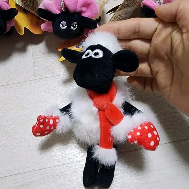 [BUNJANG] Shaun the Sheep Doll Keychain / (정품 새상품) 숀더쉽 인형 키링 빨간목도리 벙어리장갑